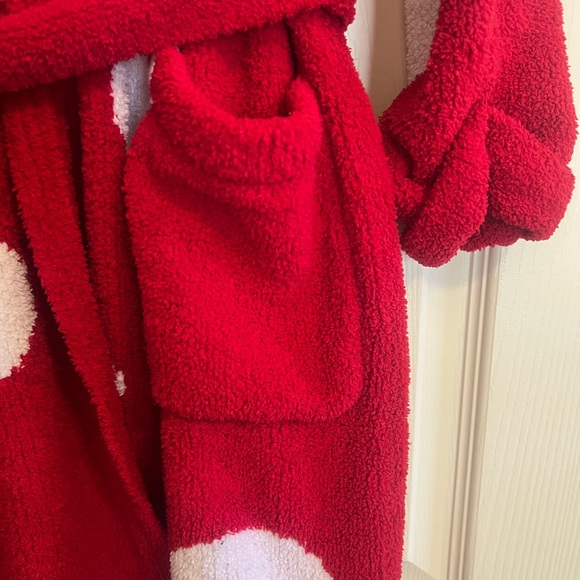 Robe - Picture 2 of 7